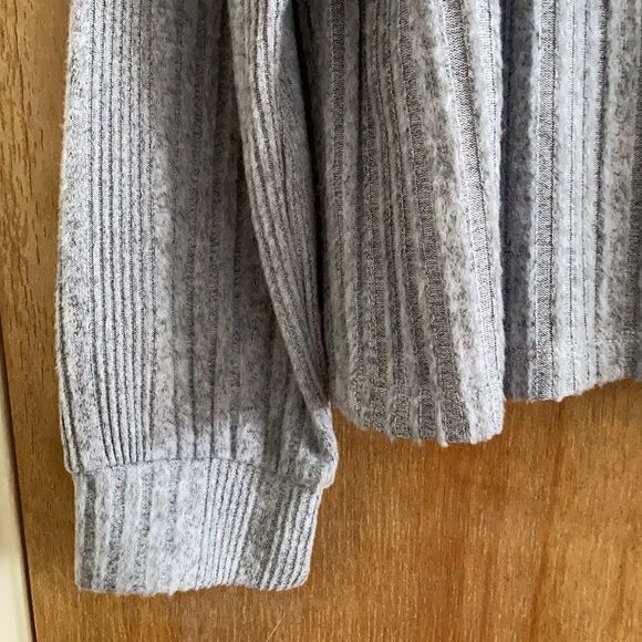 Rabbit Rose L/S Crew Neck Top - Picture 3 of 10